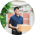 Lieferant mit Paket in der Hand